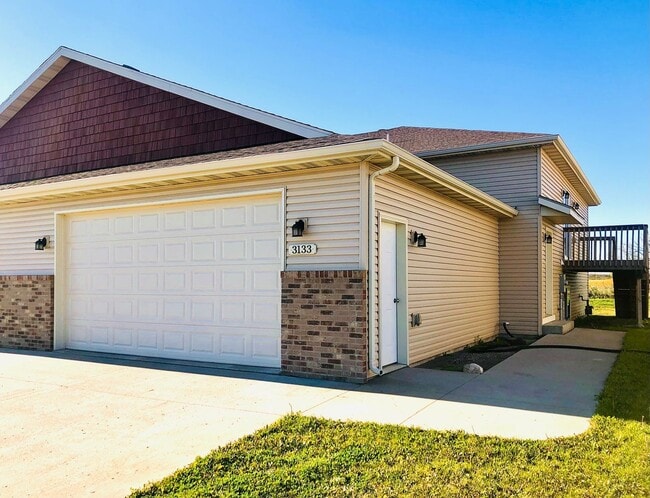 Primary Photo - 4 Bedroom Townhome!