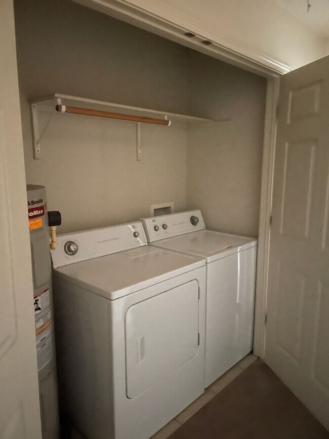 Building Photo - 3 BED, 2.5 BATH Townhouse; Close to ACU
