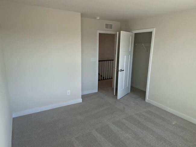 Building Photo - Great 3 Bed, 2 Story Townhome near Concord Mills