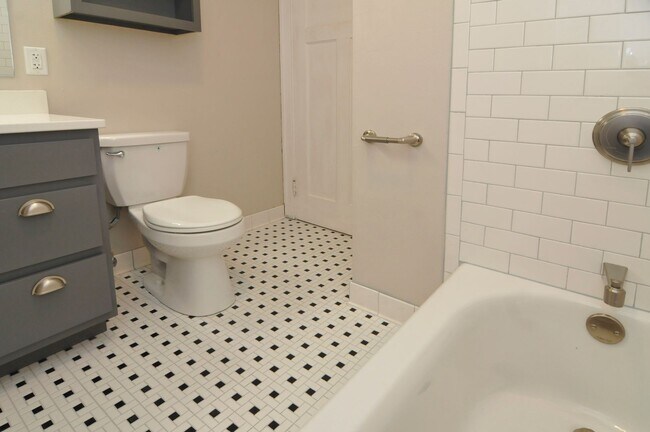 Building Photo - 2 Bedroom in the Vilas Neighborhood