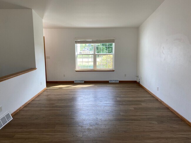 Building Photo - Beautiful 3 Bedroom Single Family Home in ...