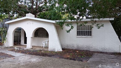 Building Photo - 2/1 Single family home with fenced in yard