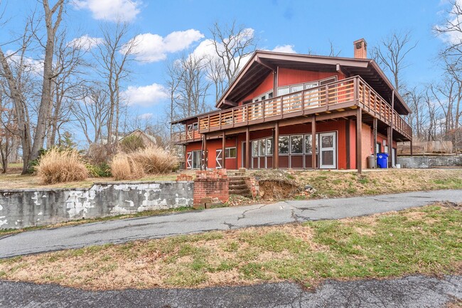 Building Photo - Mid-Century Lodge Home in Frederick with 6...