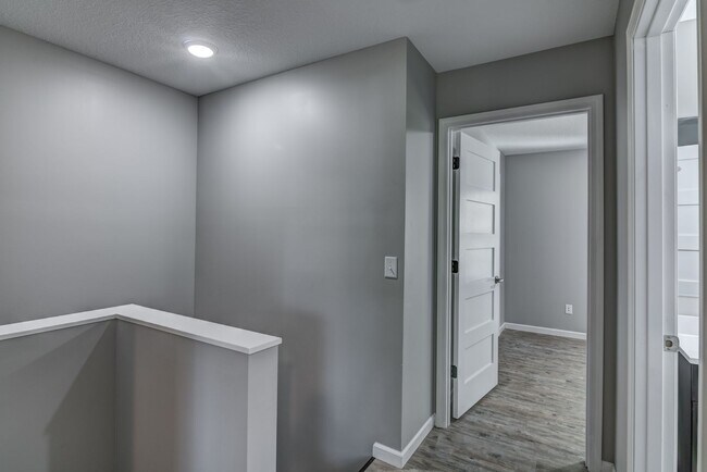 Building Photo - 4 bed, 2 bath