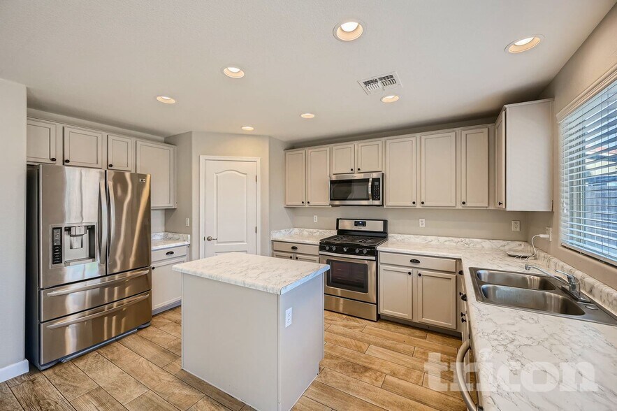 Building Photo - 1098 E Kelsi Ave