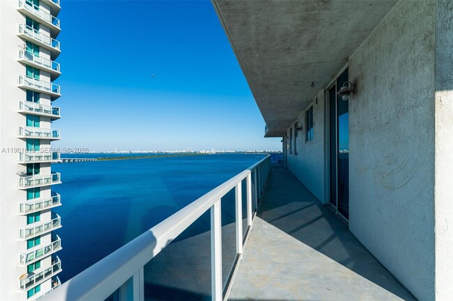 Building Photo - 700 NE 25th St