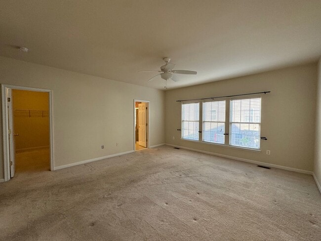 Building Photo - Stunning 4 Bed 3.5 Bath Brick Townhome In Desired Mount Zephyr