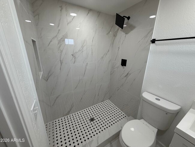 Building Photo - 615 E Oak St