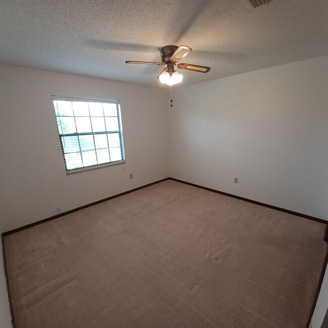 Building Photo - 2295 Foxwood Dr