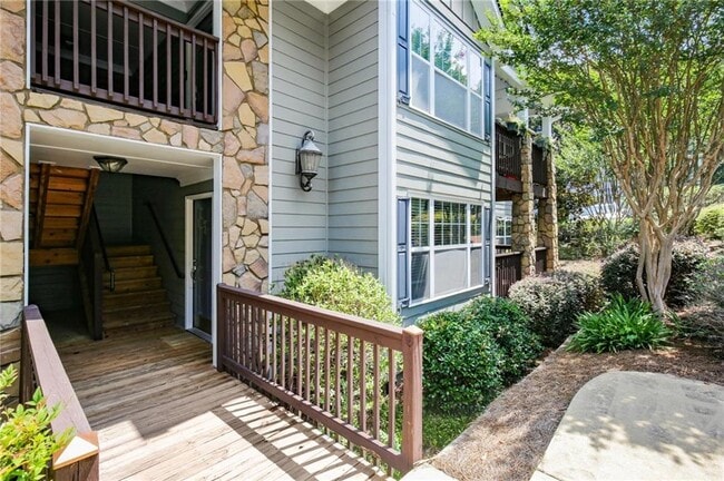 Building Photo - 1002 Madison Ln S E