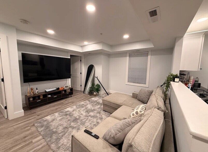 Building Photo - 143 Chelmsford St