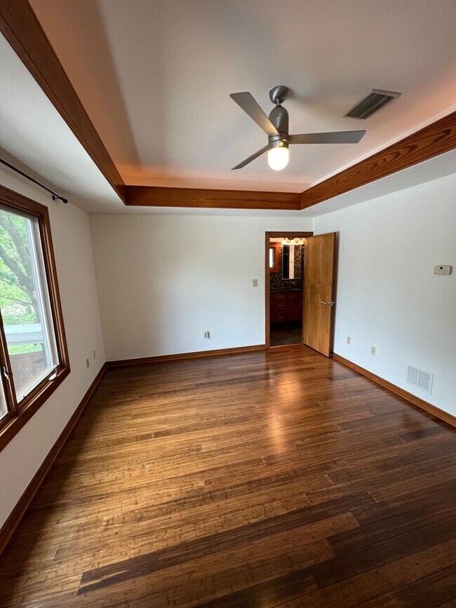 Building Photo - Luxury Home - Close to UT