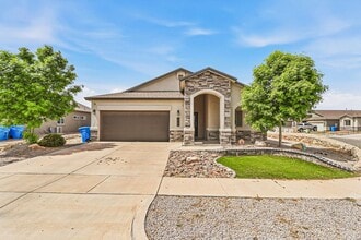 Building Photo - BEAUTIFUL FAR EAST HOME RIGHT OFF I-10, PET FRIENDLY WITH NO BREED RESTRICTIONS