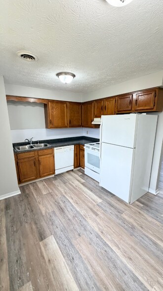 Building Photo - 7800 Heatherview St NW