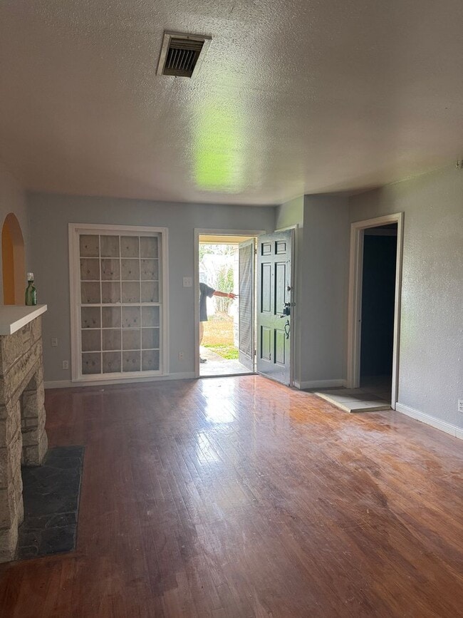 Building Photo - 5042 Ventura Ln
