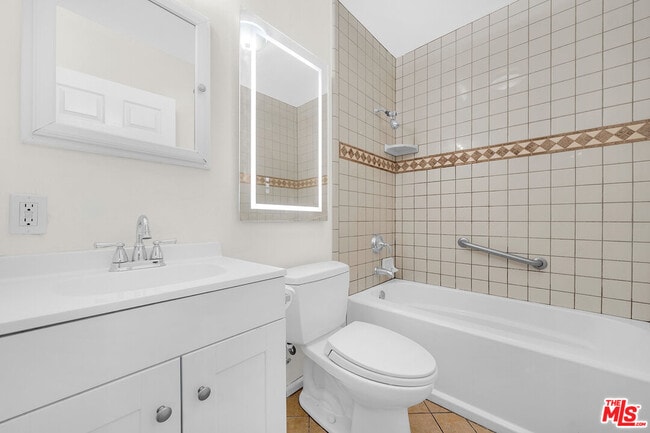 Building Photo - 743 N Las Palmas Ave