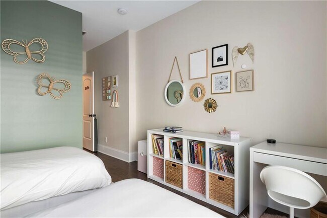 Building Photo - 582 St Charles Ave NE