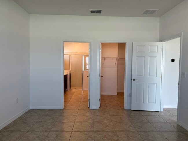 Building Photo - 5670 SW 77th Ave