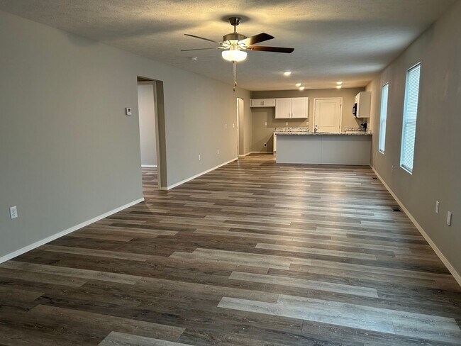 Building Photo - 3 bedroom home with fenced in back yard!