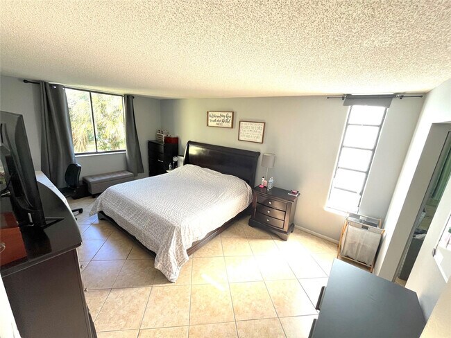 Building Photo - 737 SE 1st Way