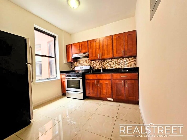 Primary Photo - Lovely 2 BR in Bed Stuy near Trains
