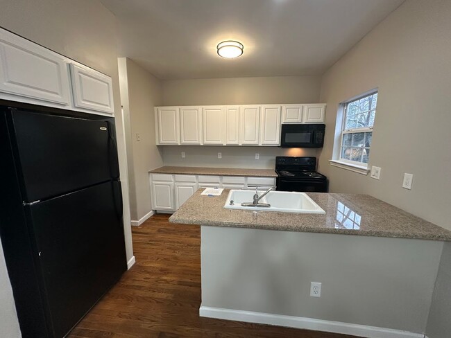 Building Photo - 4 Bed and 2.5 Bath in Atlanta!