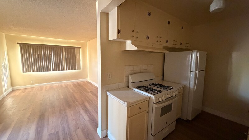 Building Photo - 1433 W 84th Pl