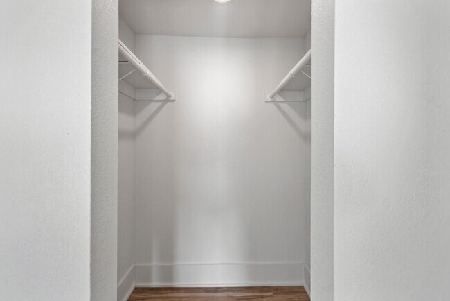 Building Photo - 631 SW Lindenwood Ave
