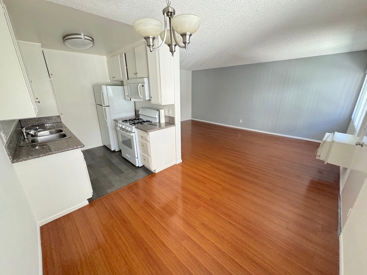 Building Photo - 447 W Elk Ave