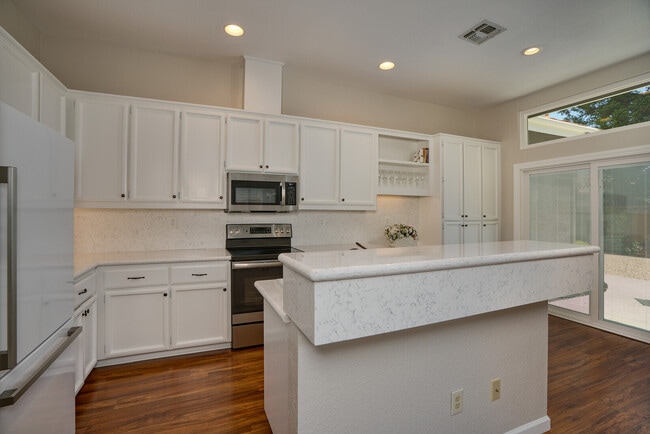 Building Photo - 15300 Medella Cir