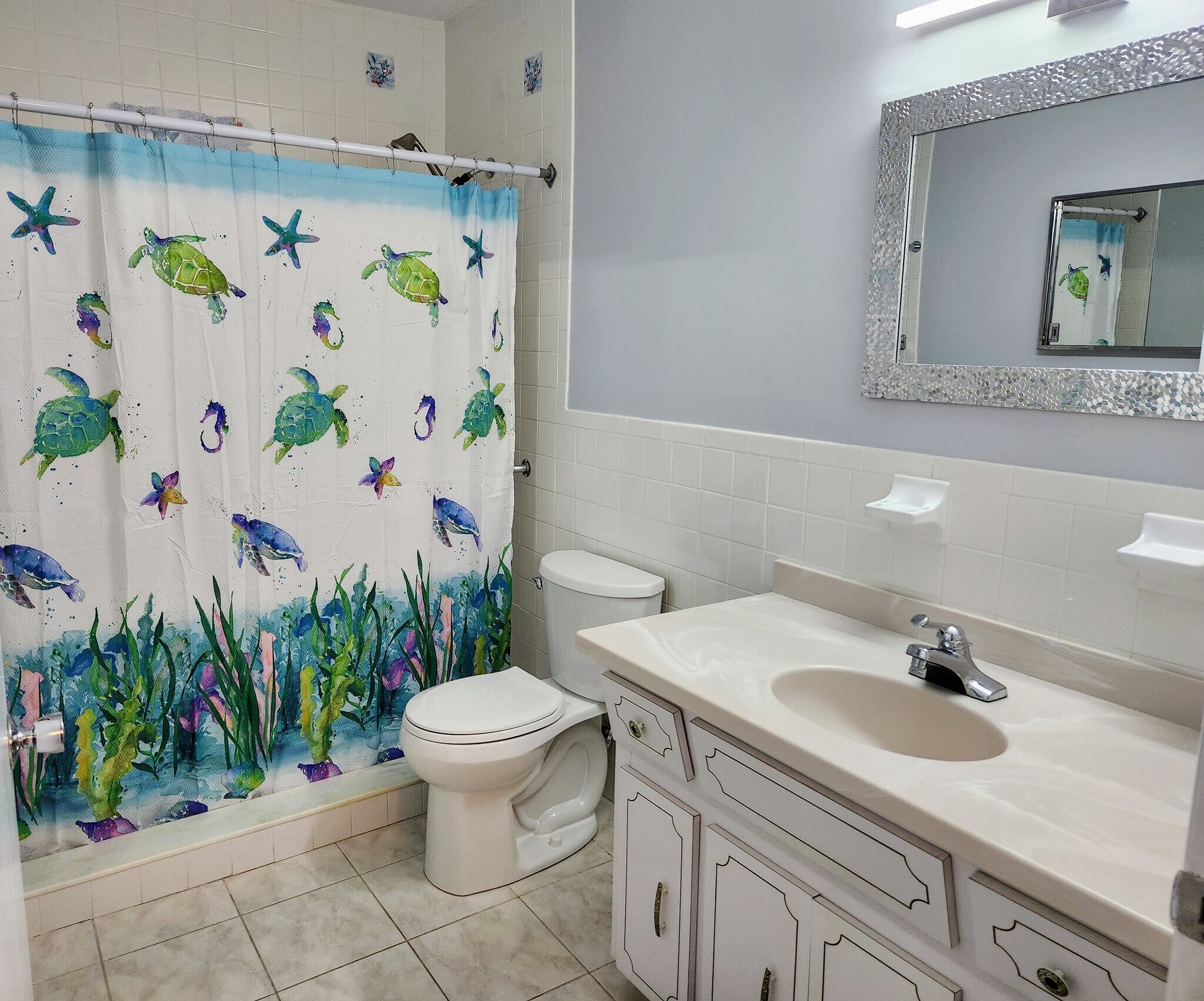 Guest bath with tub - 2380 World Parkway Blvd