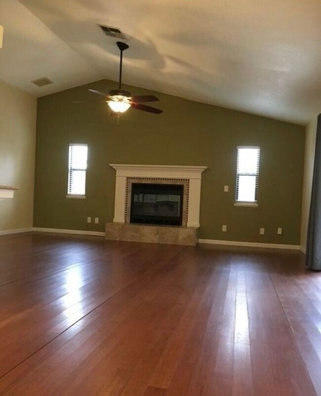 Building Photo - Beautiful 4 bed, 2 Bath home for Rent. Paid Water and Landscaping!