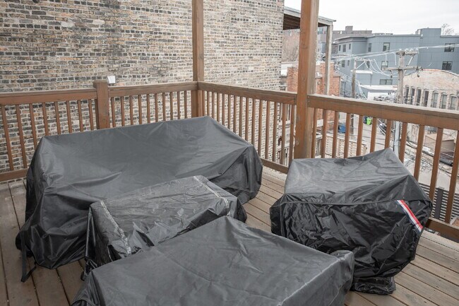 Building Photo - 3-Bed Urban Retreat with Fireplace & Granite Touches in Lincoln Park