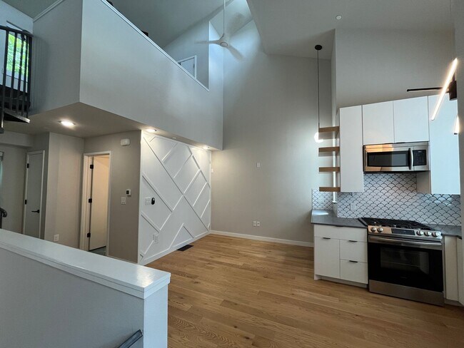 Building Photo - Great Studio Close to Downtown