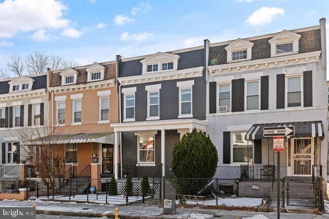 Building Photo - 444 Kenyon St NW