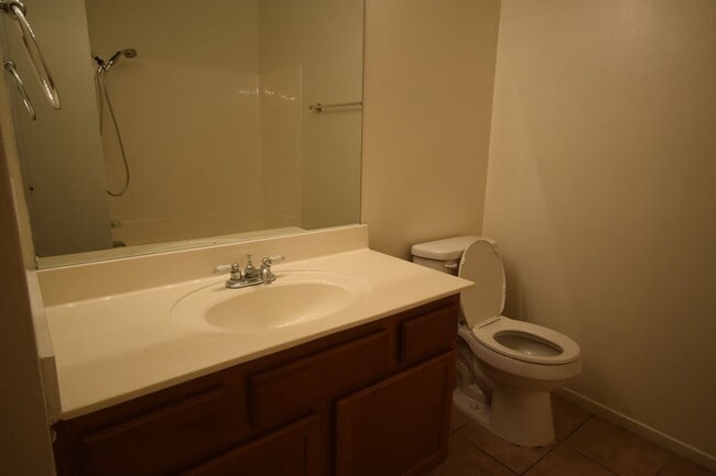 Building Photo - Cozy single story condo close to the commu...