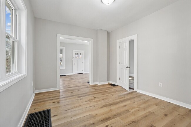 Building Photo - 906 State St