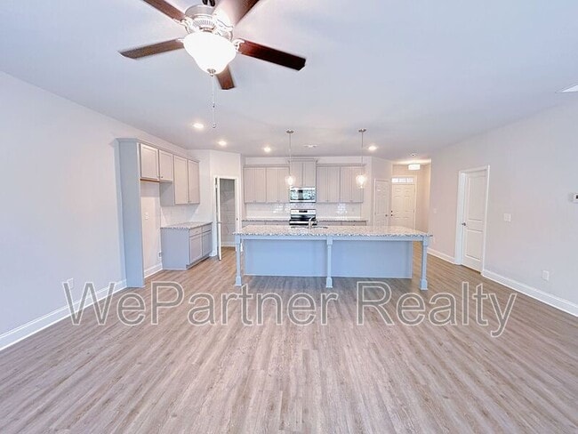 Building Photo - 552 Ember Ln NW