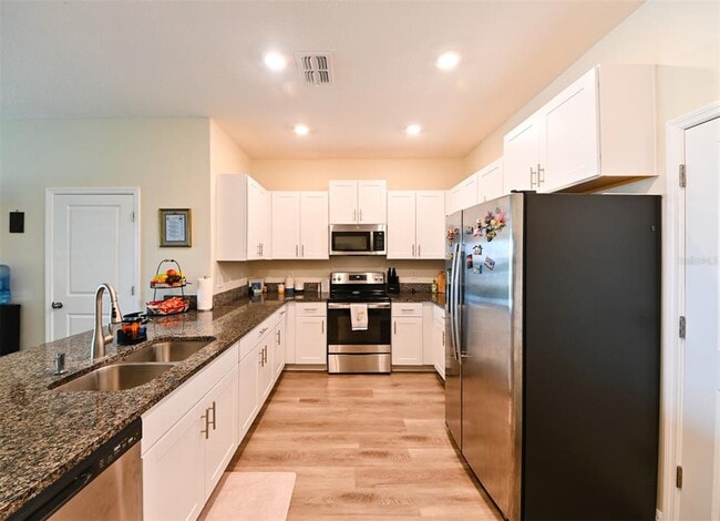 Building Photo - 736 Royal Empress Dr
