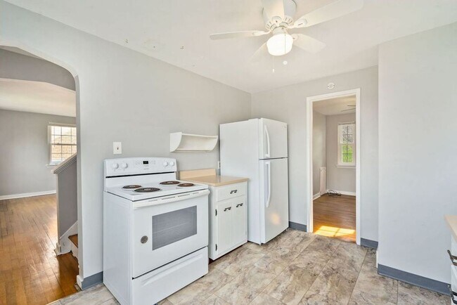 Building Photo - Recently Updated Single Family 3 Bedroom Home.  Available June 10th!