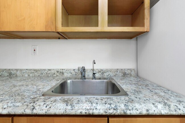 Building Photo - 5148 Tampa Bay Growth Fund 2 LLC