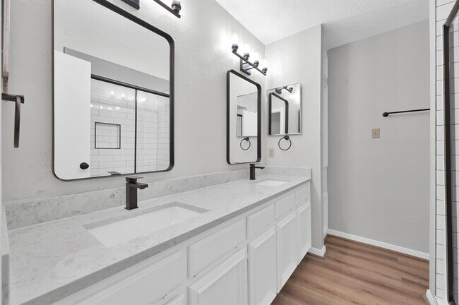 Building Photo - 3843 Knollcrest Dr