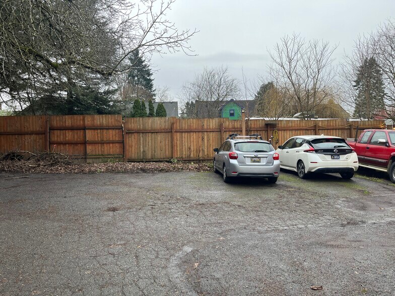 Building Photo - 4165 SE Cesar E Chavez Blvd