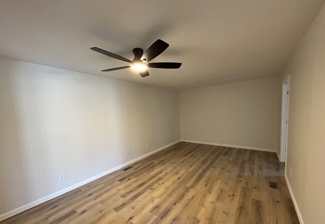 Building Photo - 806 Stratford Dr