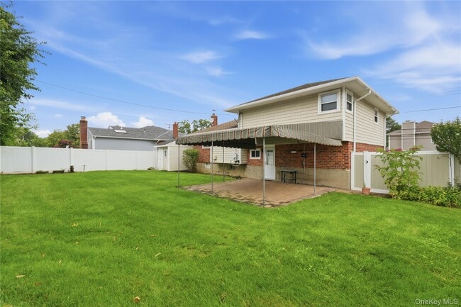 Building Photo - 14 Oak Dr