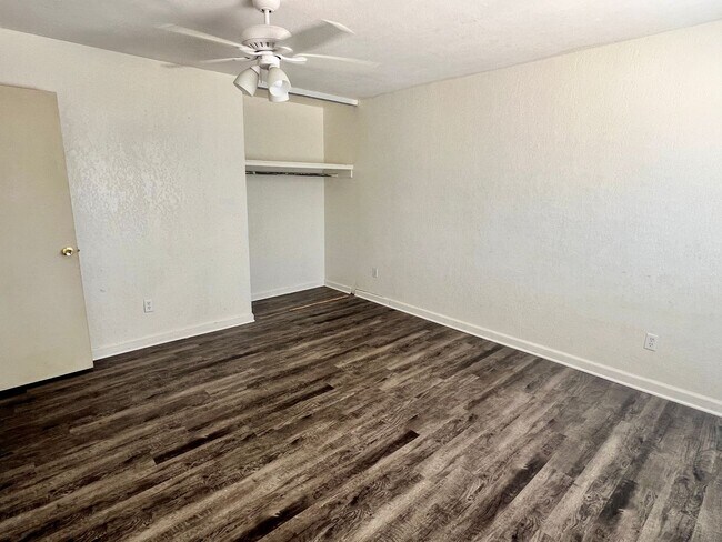 Building Photo - 5 Bedroom 2 Bath - Close to 29 Palms Marin...