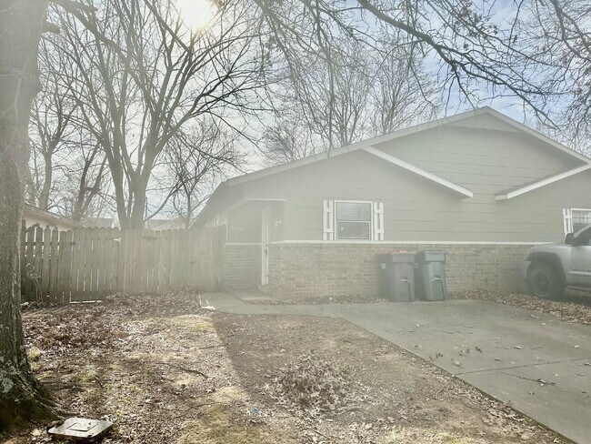 Building Photo - 1909 Cypress Pl