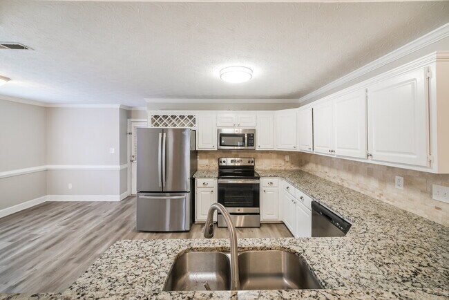 Building Photo - 440 Fairway Ct