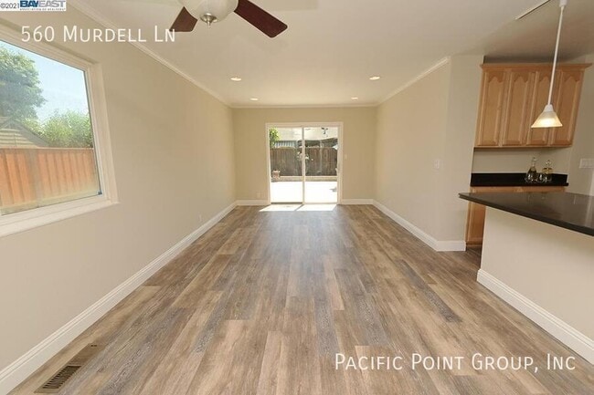 Building Photo - 560 Murdell Ln