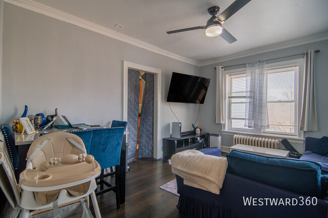 Building Photo - Sunny & Bright 2 Bed / 1 Bath Rental with ...